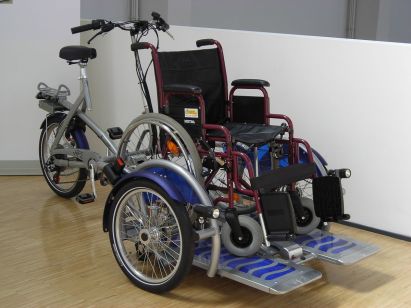 1200px-fahrrad_mit_rollstuhlplattform_van_raam_velo-plus_2_-_verkehrszentrum